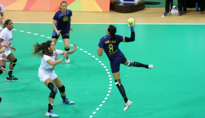 Cristina Neagu carrega romenos com 9 gols  (Foto: Diego Guichard)