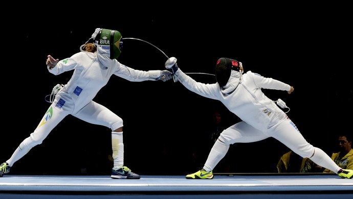  Rayssa Costa, do Brasil, contra Olena Kryvytska, da Ucrânia; esgrima (Foto: REUTERS)