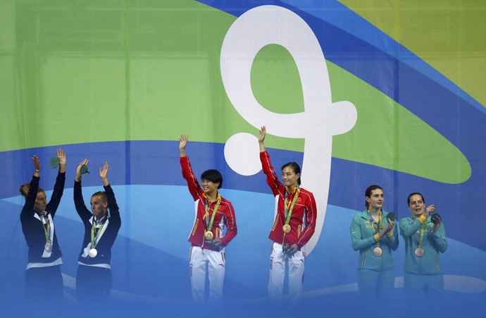 Tingmao Shi e Minxia Wu levam a medalha de ouro nos Saltos Ornamenais - Trampolim 3m sincronizado (Foto: Reuters)