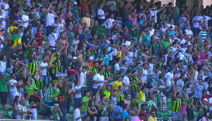 Torcida do América-MG faz festa após vitória sobre o Santos (Foto: Reprodução / Premiere)