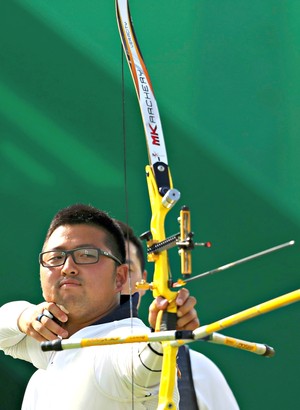 Kim Woojin tiro com arco (Foto: Yves Herman/Reuters)