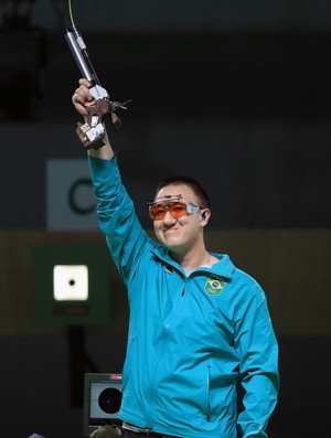 Felipe Wu cumprimenta a torcida (Foto: Sam Greenwood/GettyImages)