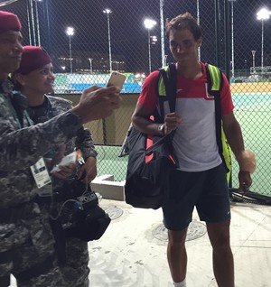 Rafael Nadal atende pedidos de fotos com uma bolsa de gelo no punho (Foto: Thiago Quintella)