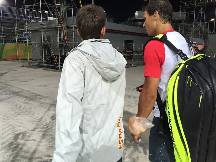 Rafael Nadal sai com bolsa de gelo no punho esquerdo (Foto: Thiago Quintella)