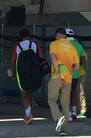 Rafael Nadal sai com bolsa de gelo no punho esquerdo (Foto: Thiago Quintella)