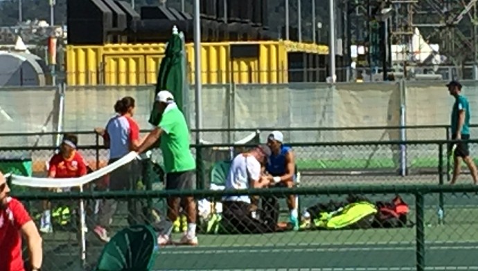 Rafael Nadal recebe atendimento durante treino no Rio (Foto: Thiago Quintella)