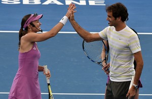 Roger Federer e Martina Hingis na Copa Hopman 2015 (Foto: SAEED KHAN / AFP)