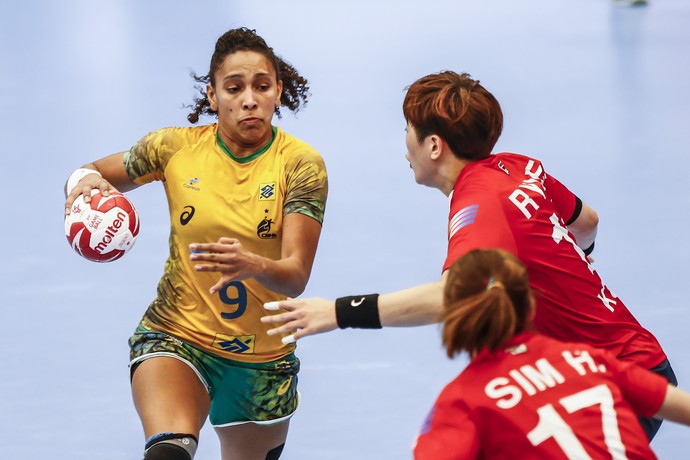 Ana Paula no Brasil x Coreia do Sul pelo Mundial de handebol da Dinamarca  (Foto: Wander Roberto / Inovafoto)