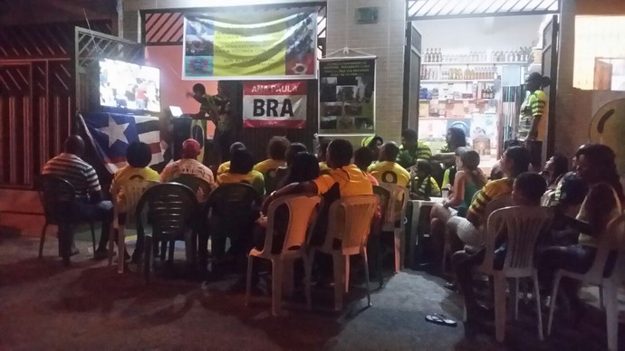 Família de Ana Paula faz festa para acompanhar os jogos da seleção de handebol (Foto: Reprodução/Facebook)