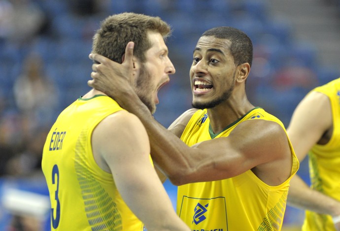 Éder e Lucarelli comemoram vitória do Brasil (Foto: FIVB)