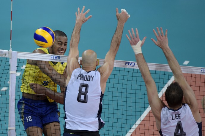 Priddy e David Lee bloqueio Brasil x EUA Liga Mundial vôlei (Foto: Divulgação FIVB)