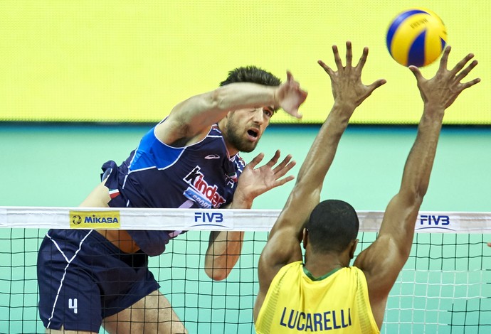 Liga Mundial de Vôlei: Brasil x Itália na Cracóvia - Luca Vettori e Lucarelli na rede (Foto: Divulgação / FIVB)