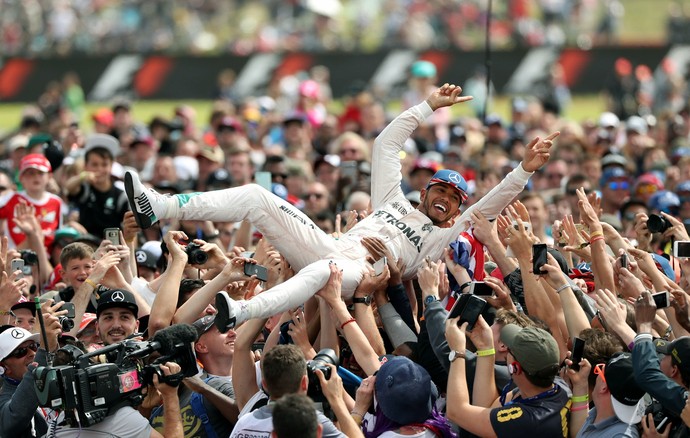 Lewis Hamilton acaba nos braços da torcida após vitória no GP da Inglaterra (Foto: Reuters)