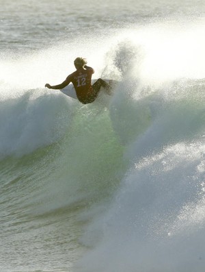 John John Florence em floater arriscado que lhe rendeu a vitória nos últimos segundos nas quartas em J-Bay (Foto: WSL / Kelly Cestari)