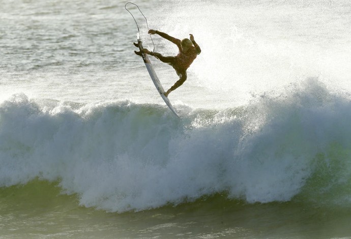 John John Florence em belo aéreo (frontside air reverse) nas quartas de final em Jeffreys Bay - J-Bay (Foto: WSL / Kelly Cestari)