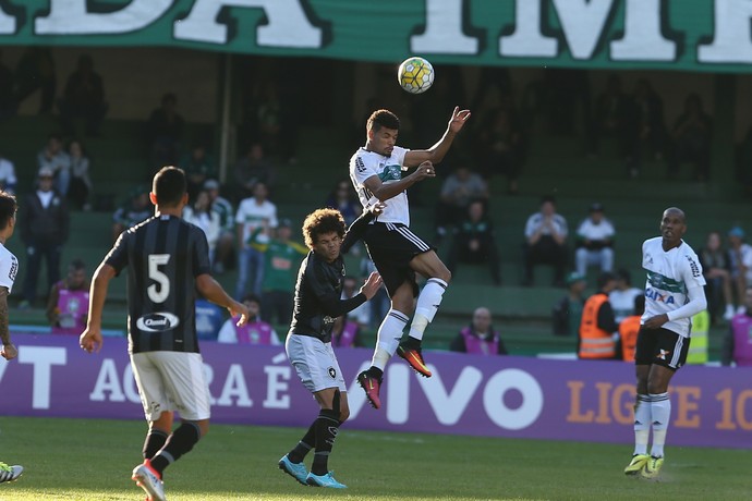 Botafogo x Coritiba (Foto: GERALDO BUBNIAK/AGB/ESTADÃO CONTEÚDO)