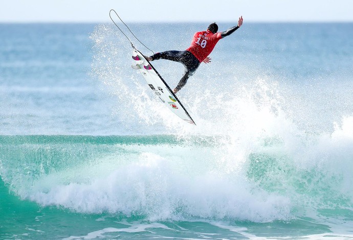 Gabriel Medina voa em aéreo nas ondas de J-Bay (Foto: Reprodução/Twitter WSL)