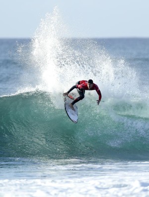 Medina levou virada no fim na quarta fase, mas segue vivo na disputa em J-Bay e vai à repescagem (Foto: WSL / Kelly Cestari)