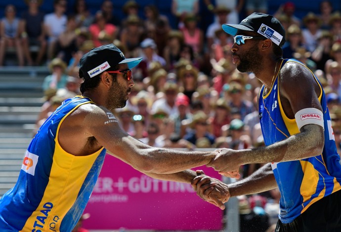 Pedro Solberg e Bruno comemoram resultado em Gstaad (Foto: Divulgação/FIVB)