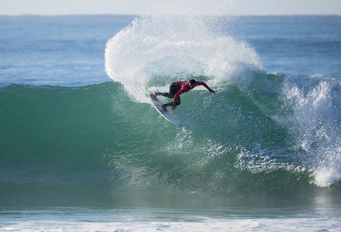 Wiggolly Dantas em ação pela repescagem em J-Bay (Foto: WSL/ Kirstin)