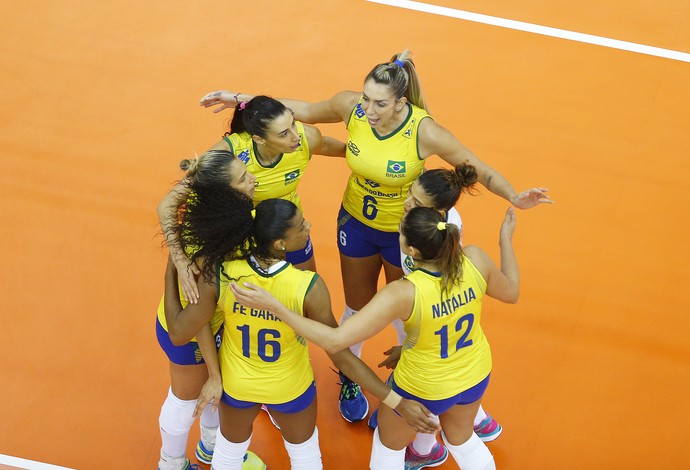 Brasil celebra vitória sobre a Rússia no Grand Prix (Foto: Divulgação / FIVB)