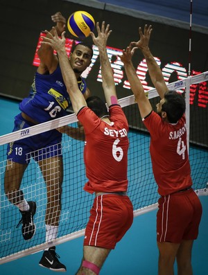 Lucarelli Brasil x Irã Liga Mundial vôlei (Foto: Divulgação /FIVB)