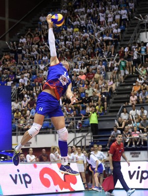 Atanasijevic saque Brasil x Sérvia Liga Mundial vôlei (Foto: Divulgação /FIVB)