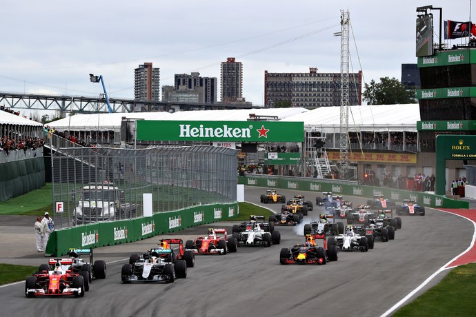 Sebastian Vettel passou Lewis Hamilton e Nico Rosberg na largada do GP do Canadá (Foto: Getty Images)