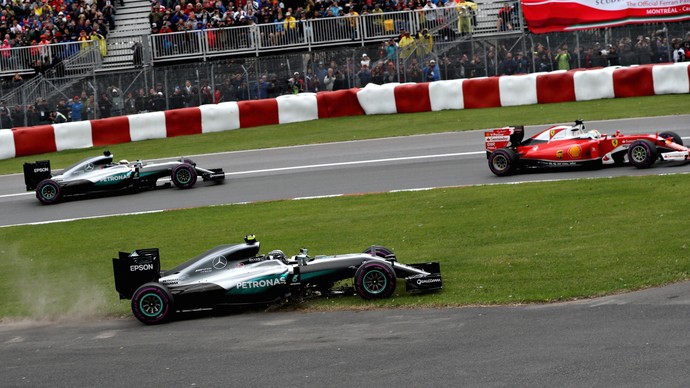 Após toque roda a roda com Lewis Hamilton, Nico Rosberg saiu da pista no GP do Canadá (Foto: Getty Images)