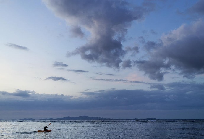 Sem competição pelo sexto dia seguido, John John Florence aproveita "lagoa" para andar de caiaque (Foto: WSL / Kelly Cestari)