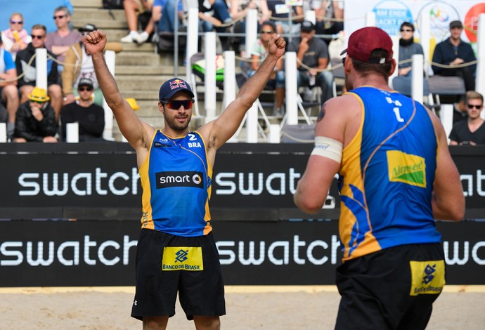 Bruno Schmidt (esq) e Alison comemoram vitória em Hamburgo  (Foto: Divulgação/FIVB)