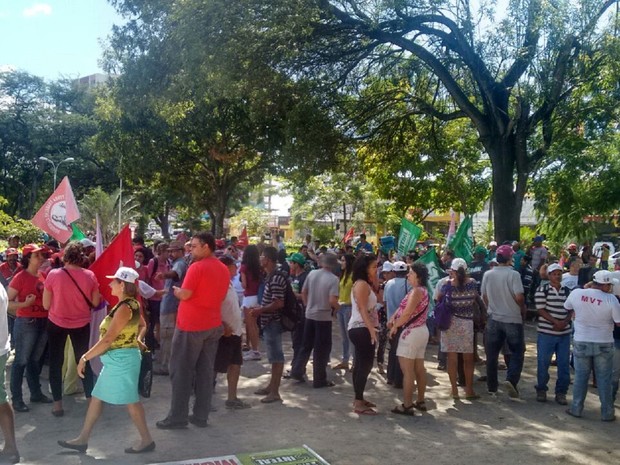 Manifestantes se reuniram na Praça Centenário para sair em caminhada pelas ruas de Maceió (Foto: Marcio Chagas/G1)