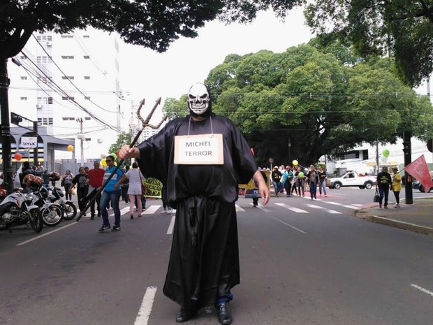 Boneco fazia referência a Michel Temer (Foto: Anderson Viegas/ G1 MS)