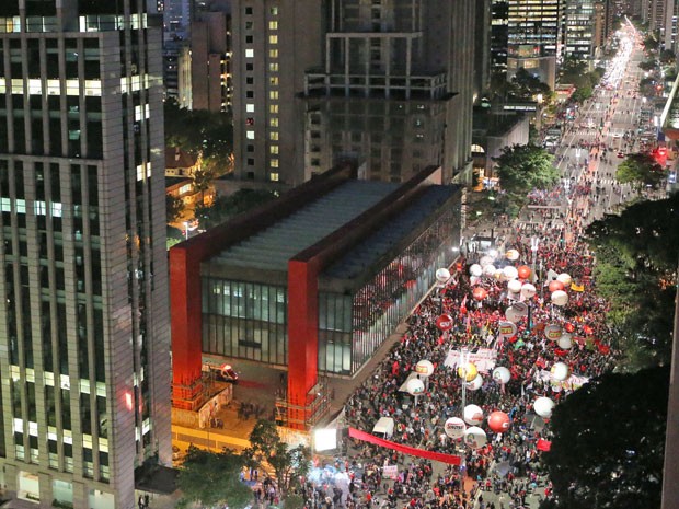 Manifestação contra o governo Temer bloqueia a Avenida Paulista (Foto: Daniel Teixeira/Estadão Conteúdo)