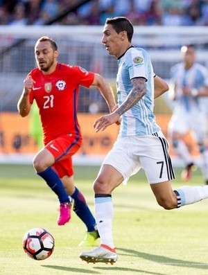 Angel Di María, da Argentina, e Marcelo Diaz, do Chile, na Copa América (Foto: Reuters)