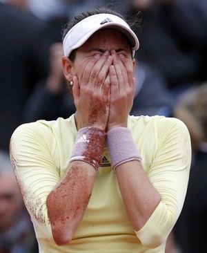 Garbiñe Muguruza chora ao vencer Roland Garros 2016 (Foto: Reuters)