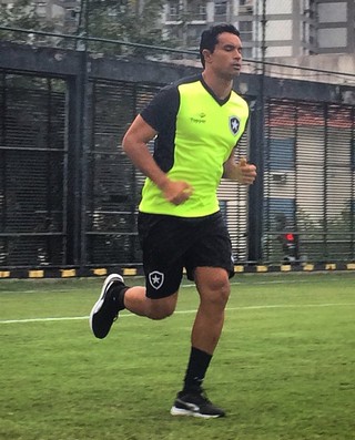 Dudu Cearense correu no gramado e foi apresentado ao Presidente Carlos Eduardo Pereira (Foto: Divulgação/Botafogo)