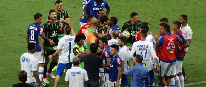 Clima ficou tenso entre as comissões técnicas de Cruzeiro e América-MG (Foto: Rafael Araújo)