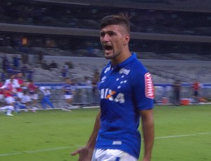 Arrascaeta comemora o gol de empate no clássico (Foto: Reprodução/Premiere)