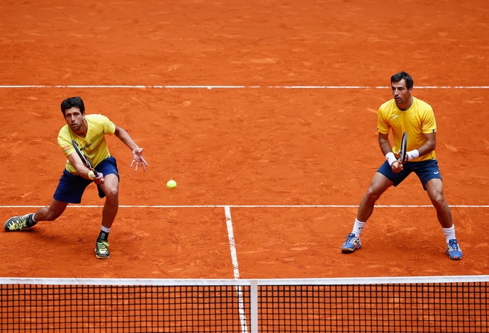 Marcelo Melo e Ivan Dodig atuando em Roland Garros (Foto:  Julian Finney/Getty Images)