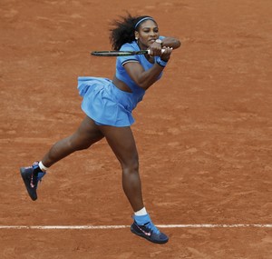 Serena Williams diante de Teliana Pereira em Roland Garros (Foto: Reuters)