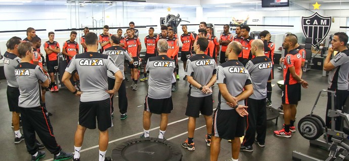 Marcelo Oliveira reúne os jogadores para conversa (Foto: Bruno Cantini / Atlético-MG)