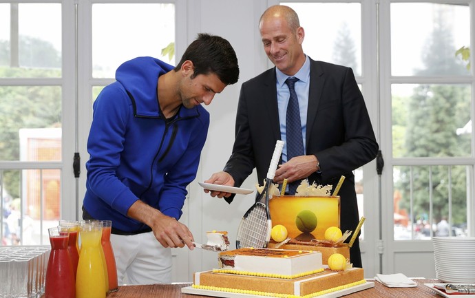 Novak Djokovic ganha bolo de aniversário em Roland Garros (Foto: Reuters)