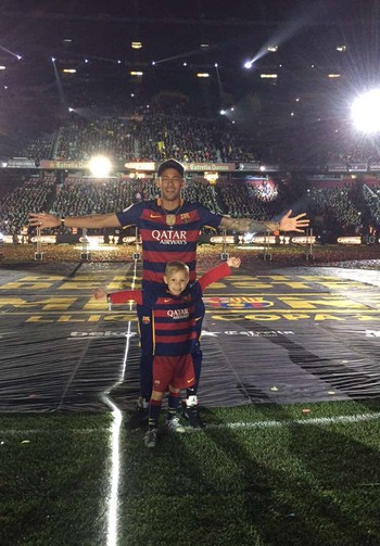 Neymar festa Barcelona (Foto: Divulgação)