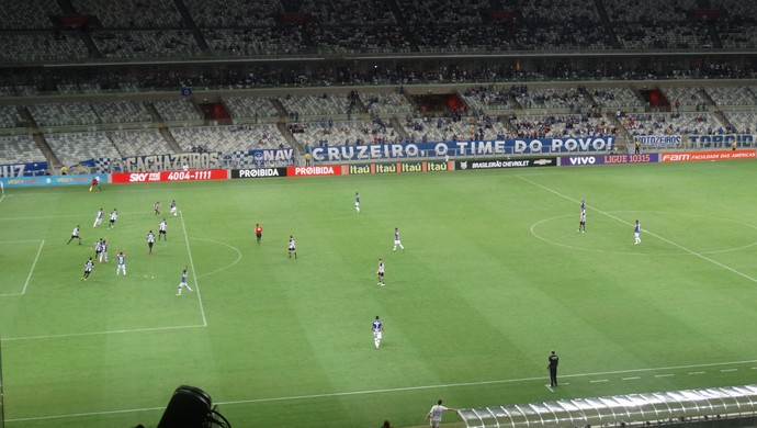 Cruzeiro atacante o Figueirense (Foto: Maurício Paulucci)