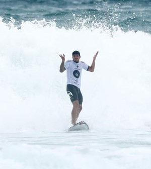 Medina comemora após mais um 10 no Rio Pro (Foto: WSL / Daniel Smorigo)