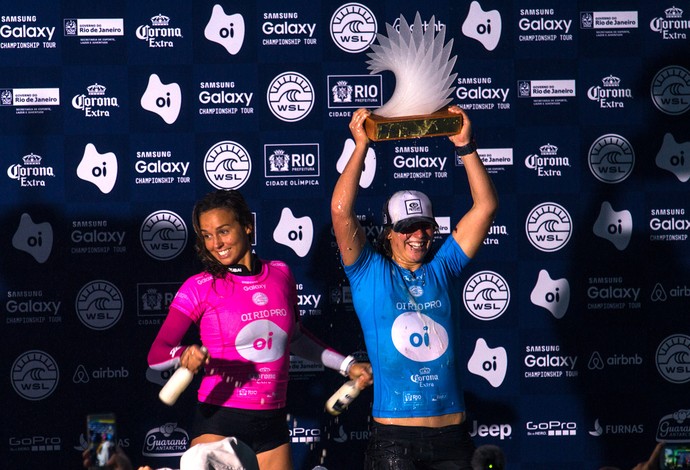 Sally Tyler com o troféu do título da etapa do Rio do Circuito Mundial (Foto: Rafael Moura)