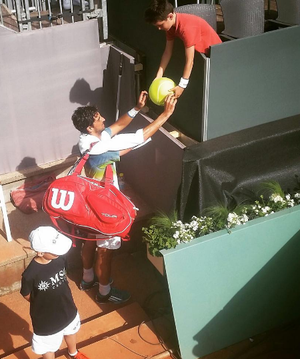 Thomaz Bellucci dá autógrafos após vencer Mikhail Kukushkin em Genebra (Foto: Instagram Geneva Open)