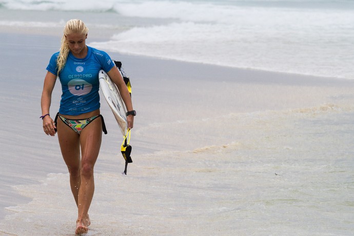 Tatiana Weston-Webb deixa a água de cabeça baixa após eliminação no Rio Pro (Foto: Rafael Moura)