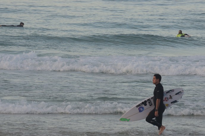 Adriano de Souza Mineirinho treino domingo Rio surfe (Foto: David Abramvezt)